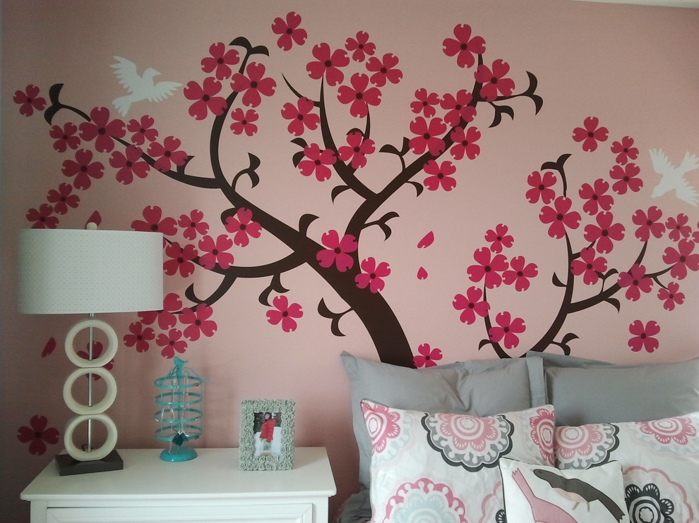 Idee per una camera degli ospiti moderna di medie dimensioni con pareti rosa e moquette