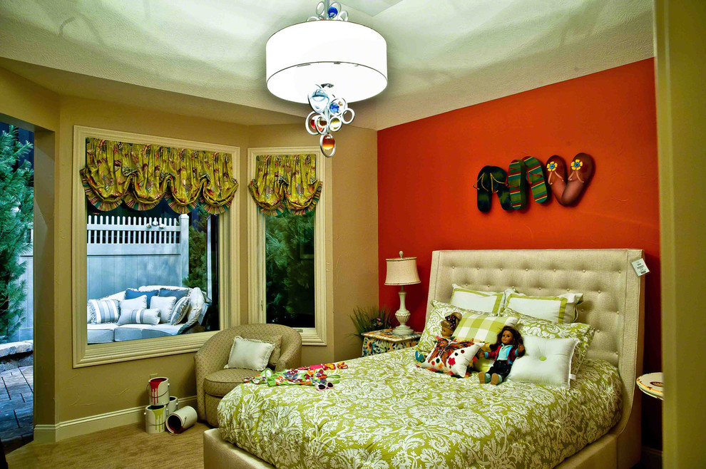 Foto di una camera degli ospiti stile americano di medie dimensioni con pareti rosa e moquette