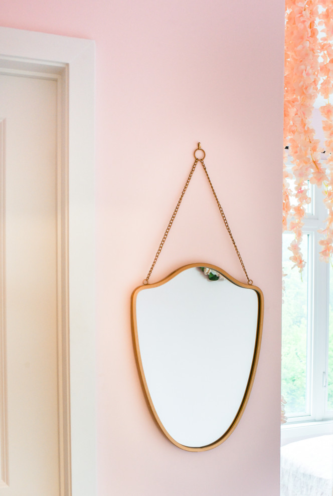 Diseño de habitación de invitados contemporánea pequeña con paredes rosas, suelo vinílico, suelo marrón y panelado