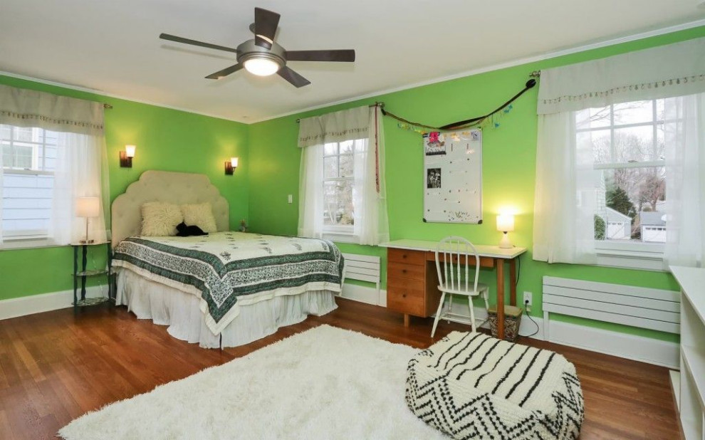 Aménagement d'une chambre romantique de taille moyenne avec un mur vert et un sol en bois brun.