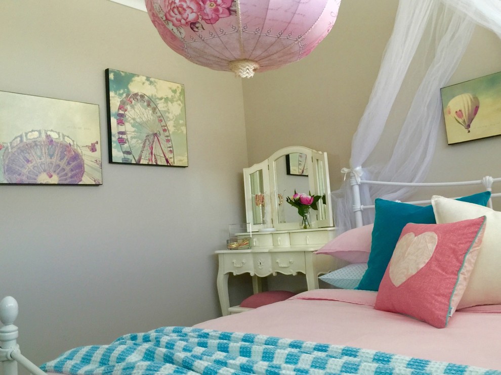 Diseño de dormitorio romántico de tamaño medio con paredes beige y moqueta