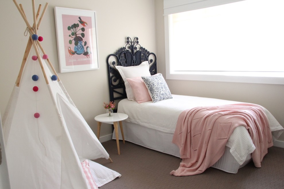 シドニーにある中くらいな北欧スタイルのおしゃれな寝室 (ベージュの壁、カーペット敷き) のインテリア