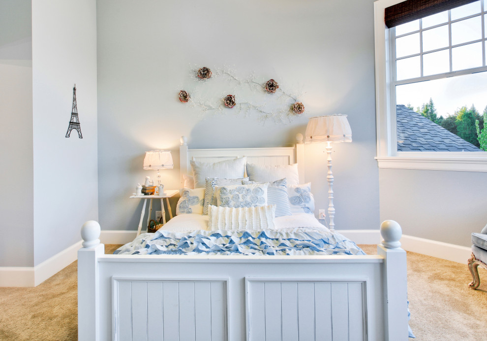 Imagen de habitación de invitados marinera de tamaño medio con paredes azules, moqueta y suelo beige