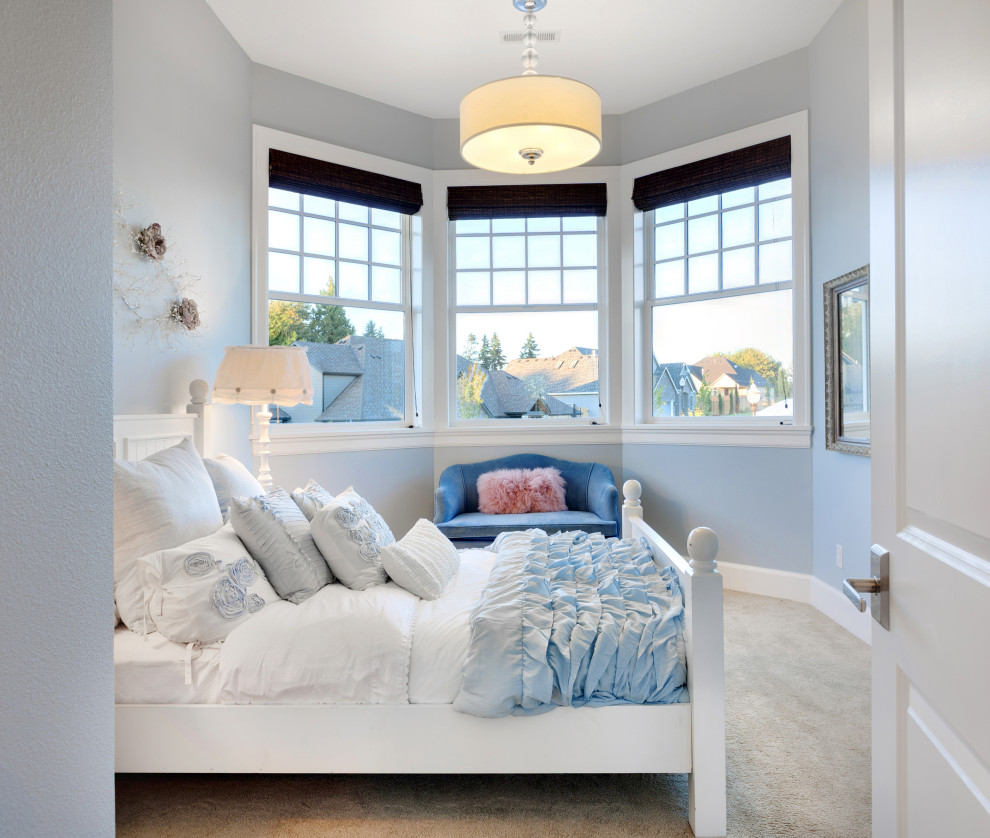 Ispirazione per una camera degli ospiti costiera di medie dimensioni con pareti blu, moquette e pavimento beige