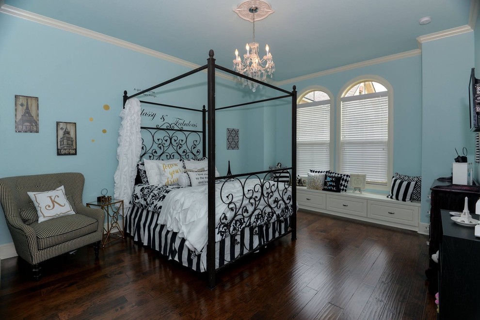 Modelo de habitación de invitados romántica grande con paredes azules, suelo de madera oscura y suelo marrón