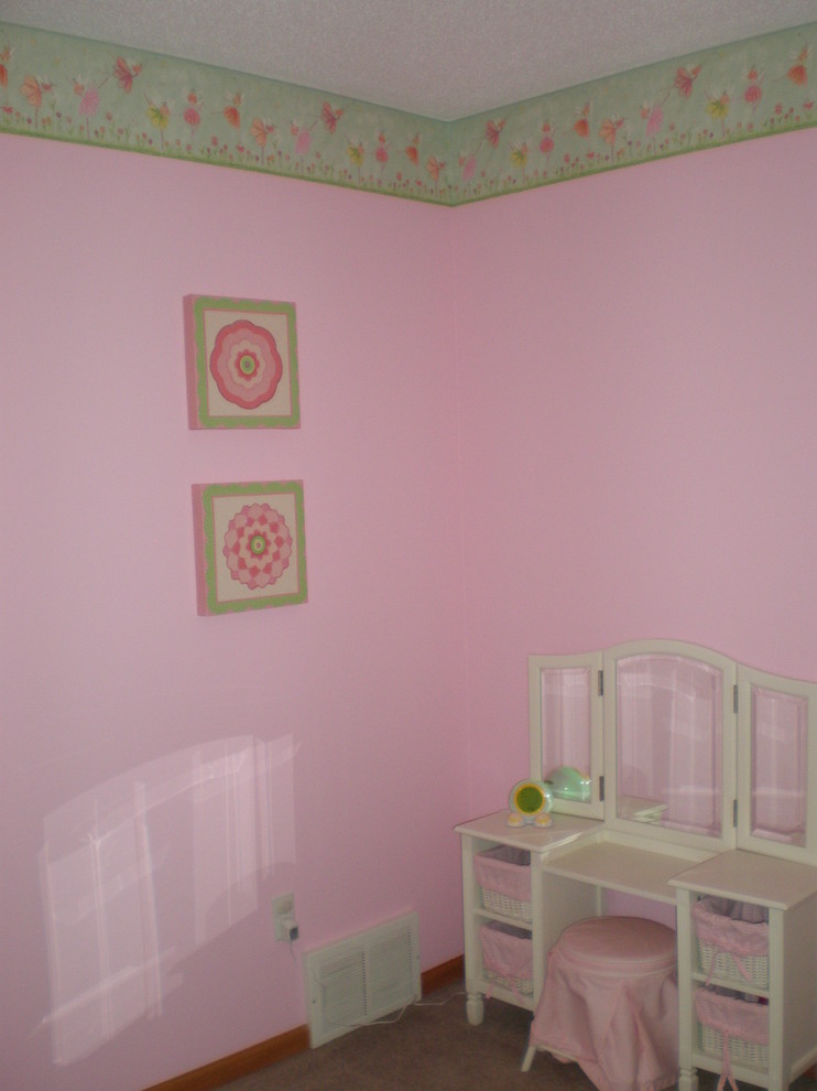 Imagen de dormitorio bohemio con paredes rosas