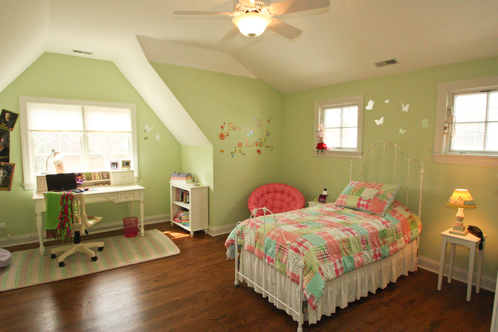 Cette image montre une chambre traditionnelle de taille moyenne avec un mur vert et parquet foncé.