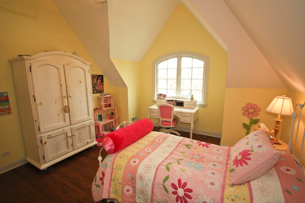 Источник вдохновения для домашнего уюта: спальня среднего размера в стиле неоклассика (современная классика) с желтыми стенами и темным паркетным полом
