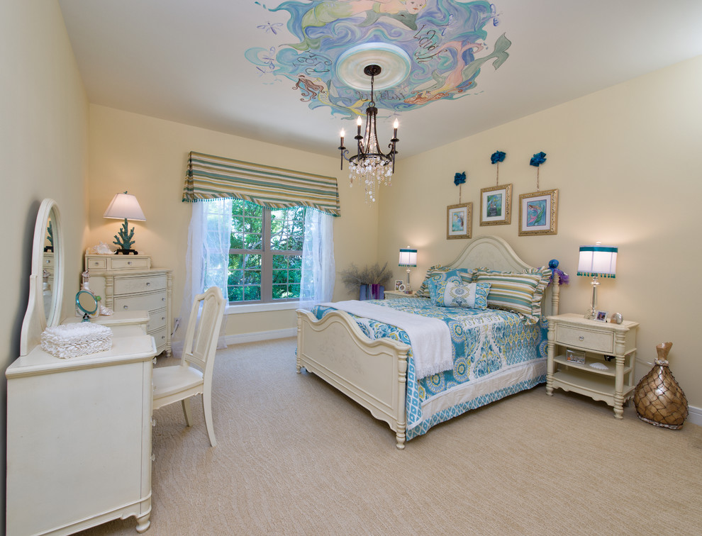 Ejemplo de dormitorio clásico de tamaño medio sin chimenea con moqueta, paredes amarillas y suelo beige