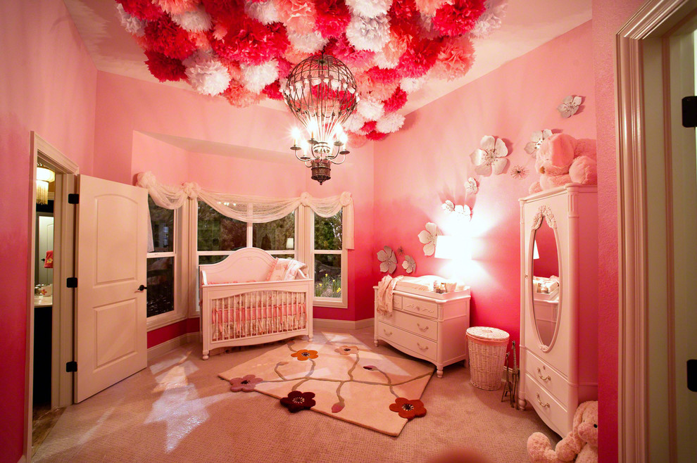 На фото: большая спальня в современном стиле с розовыми стенами и ковровым покрытием