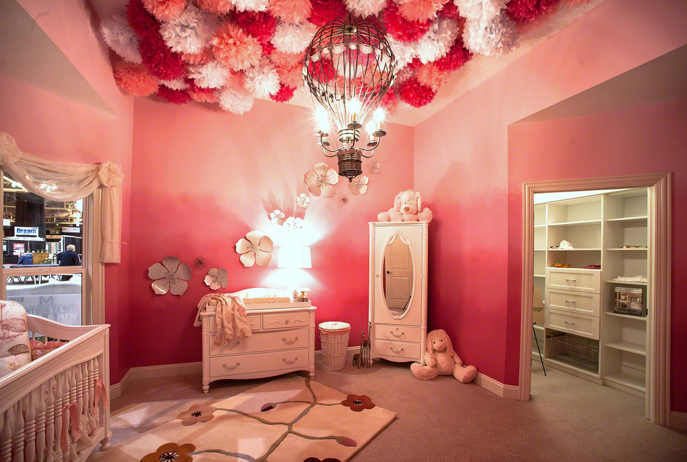 Immagine di una grande camera da letto tradizionale con pareti rosa e moquette