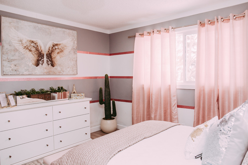 На фото: маленькая гостевая спальня (комната для гостей) в стиле неоклассика (современная классика) с серыми стенами и полом из ламината для на участке и в саду