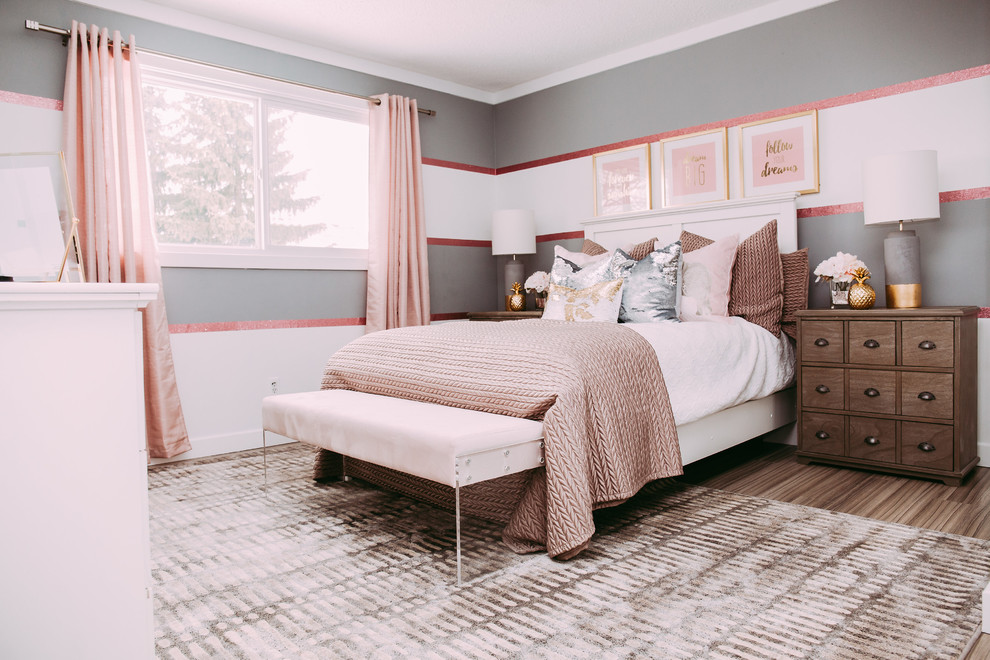 Immagine di una piccola camera degli ospiti tradizionale con pareti grigie e pavimento in laminato