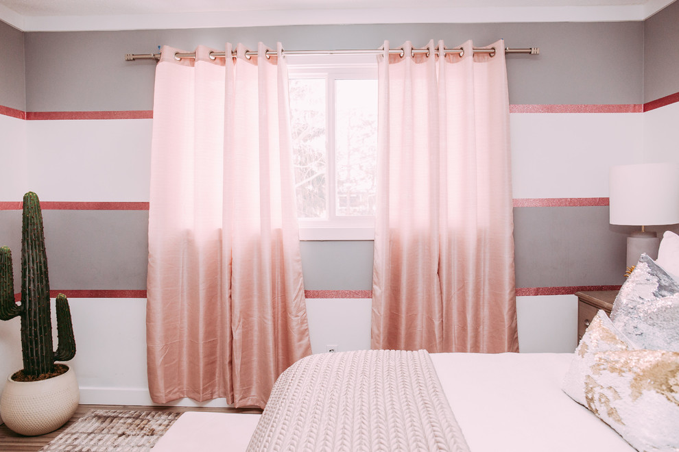 Imagen de habitación de invitados tradicional renovada pequeña con paredes grises y suelo laminado