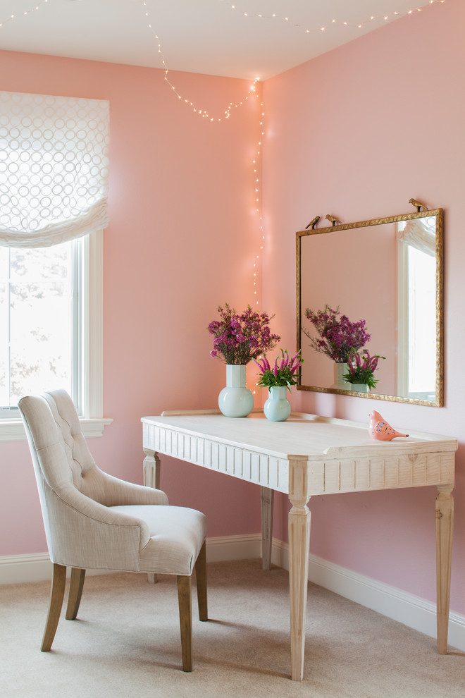 Imagen de dormitorio romántico con paredes rosas, moqueta y suelo beige