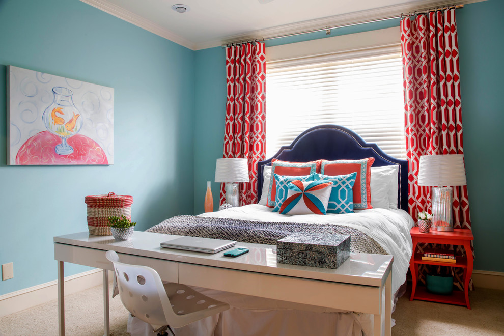 Idéer för vintage sovrum, med blå väggar och heltäckningsmatta