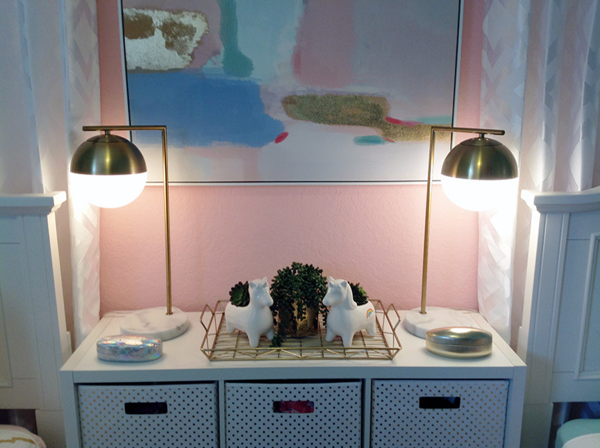 Идея дизайна: маленькая спальня в стиле неоклассика (современная классика) с розовыми стенами, ковровым покрытием и разноцветным полом без камина для на участке и в саду