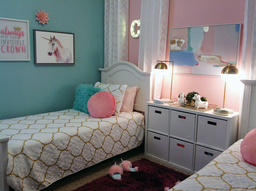 Источник вдохновения для домашнего уюта: маленькая спальня в стиле неоклассика (современная классика) с розовыми стенами, ковровым покрытием и разноцветным полом без камина для на участке и в саду
