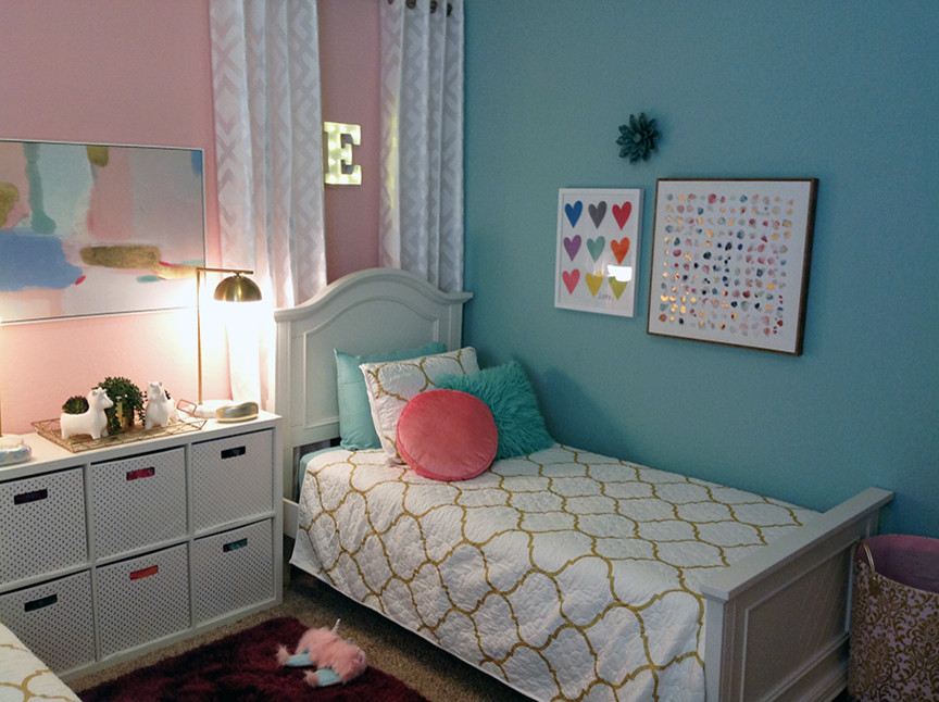 Klassisk inredning av ett litet sovrum, med rosa väggar, heltäckningsmatta och flerfärgat golv