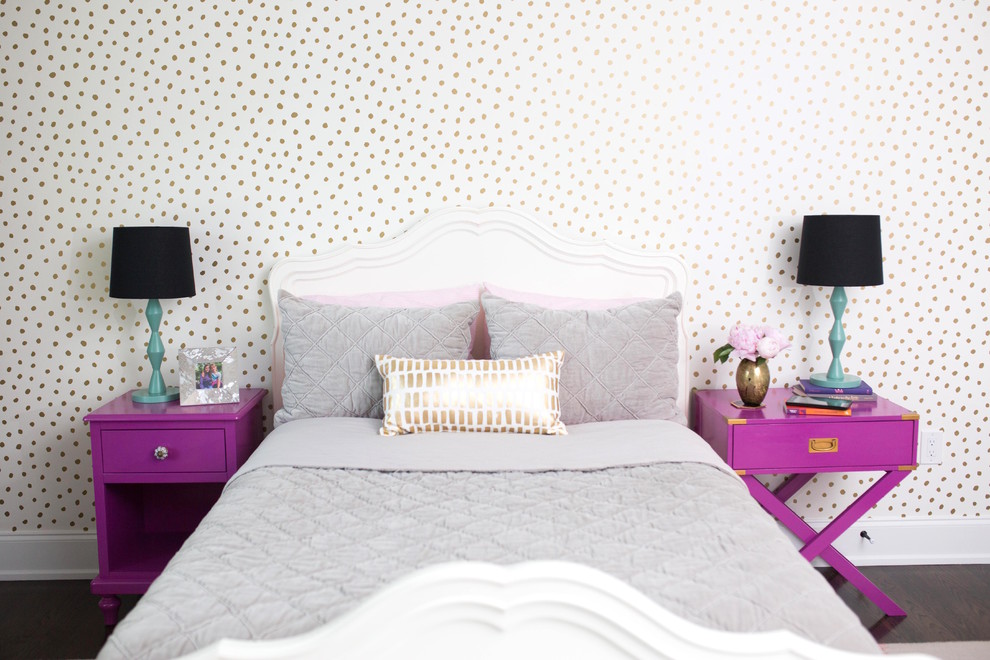 Свежая идея для дизайна: спальня среднего размера в стиле фьюжн с серыми стенами, темным паркетным полом и коричневым полом без камина - отличное фото интерьера