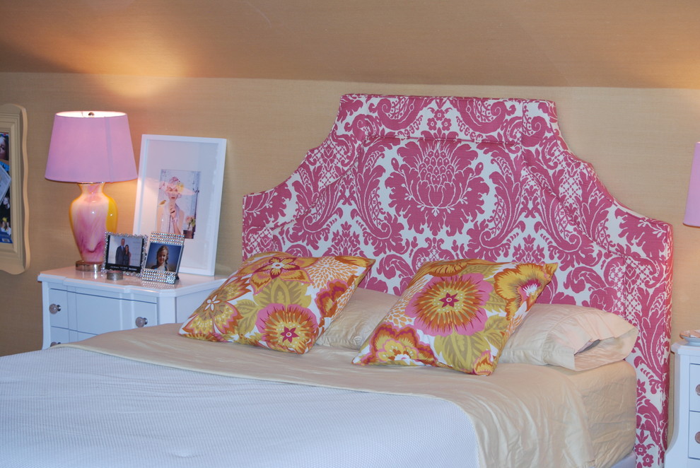 Imagen de habitación de invitados tradicional de tamaño medio sin chimenea con paredes beige, moqueta y suelo amarillo