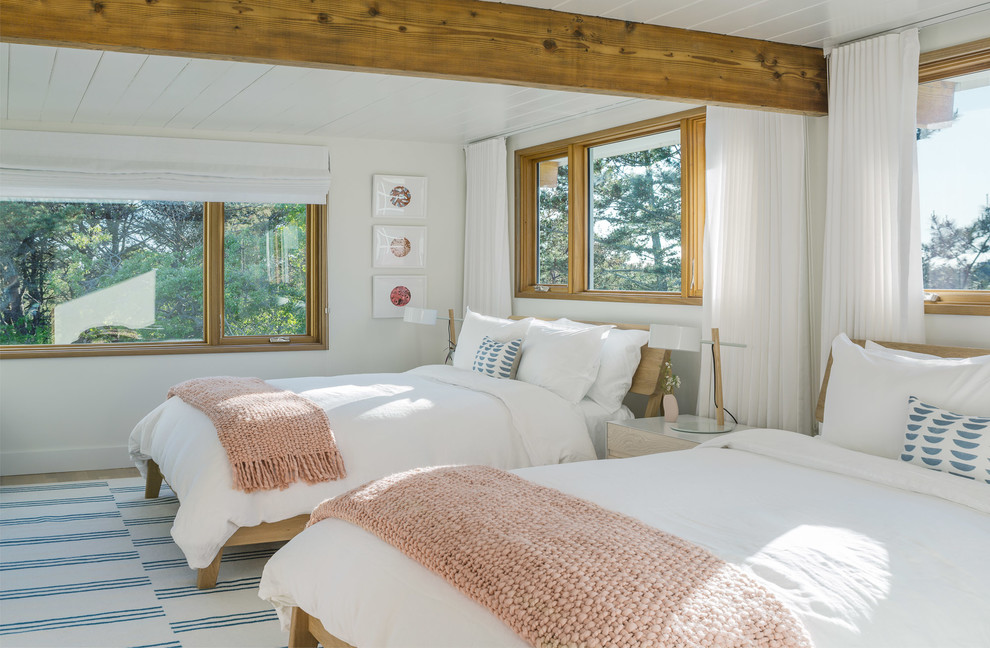 На фото: большая гостевая спальня (комната для гостей) в морском стиле с белыми стенами с
