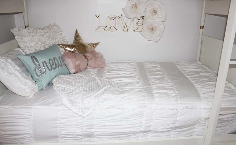 Modelo de habitación de invitados actual de tamaño medio con paredes blancas, moqueta y suelo beige