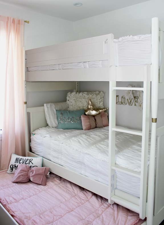 Esempio di una camera degli ospiti minimal di medie dimensioni con pareti bianche, moquette e pavimento beige