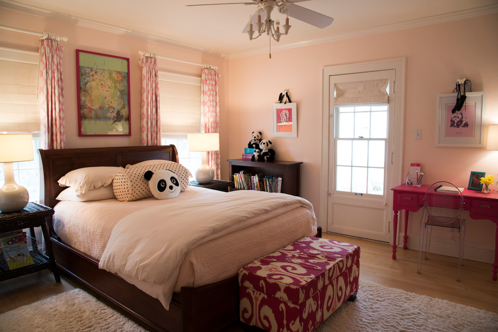 Mittelgroßes Stilmix Schlafzimmer ohne Kamin mit rosa Wandfarbe und hellem Holzboden in Milwaukee