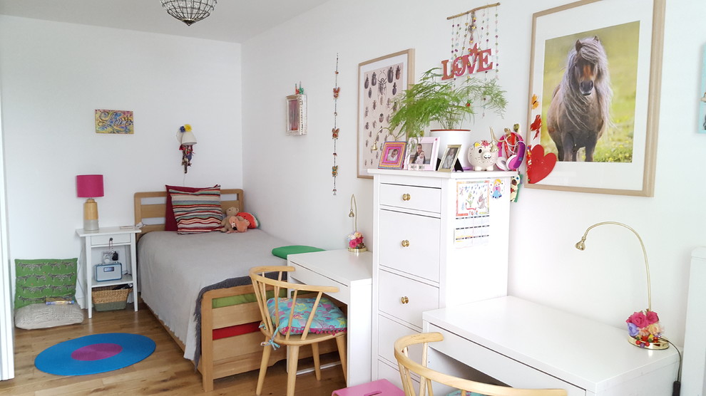 Mittelgroßes Eklektisches Schlafzimmer mit weißer Wandfarbe, hellem Holzboden und beigem Boden in London
