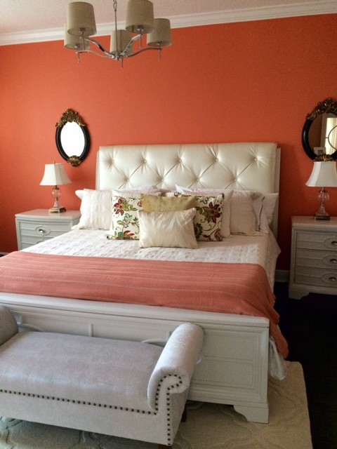 Mittelgroßes Modernes Gästezimmer ohne Kamin mit oranger Wandfarbe und Teppichboden in Orlando