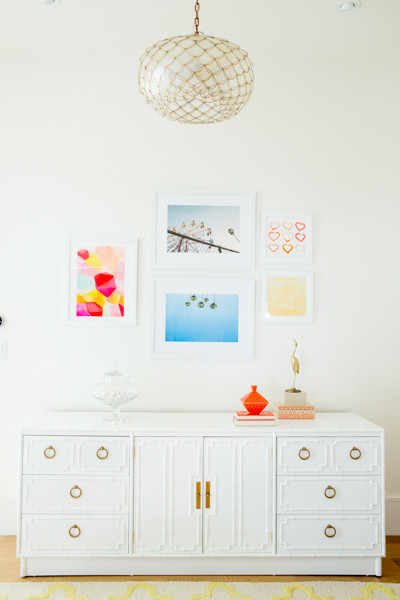 Aménagement d'une chambre éclectique avec un mur blanc et parquet clair.