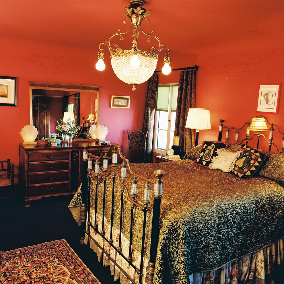 Идея дизайна: большая хозяйская спальня в викторианском стиле с оранжевыми стенами, ковровым покрытием и зеленым полом