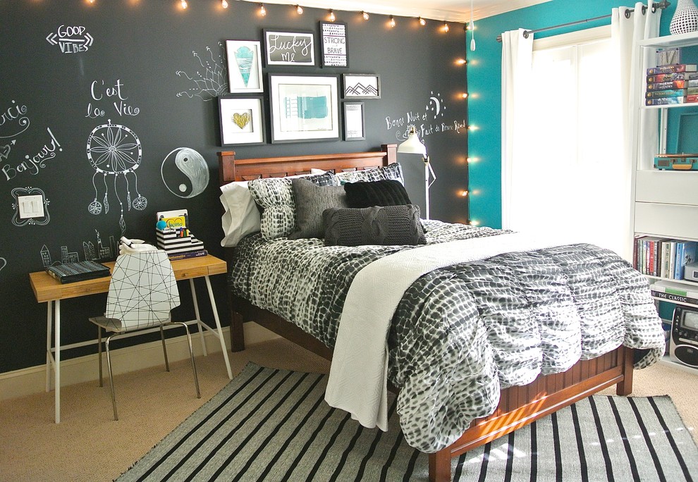 Klassisches Schlafzimmer ohne Kamin mit grauer Wandfarbe und Teppichboden in Charlotte
