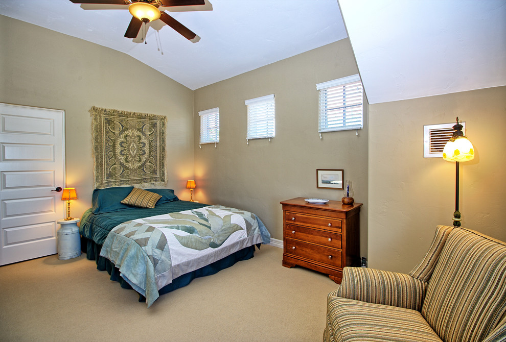 Источник вдохновения для домашнего уюта: большая хозяйская спальня в стиле фьюжн с бежевыми стенами и ковровым покрытием без камина