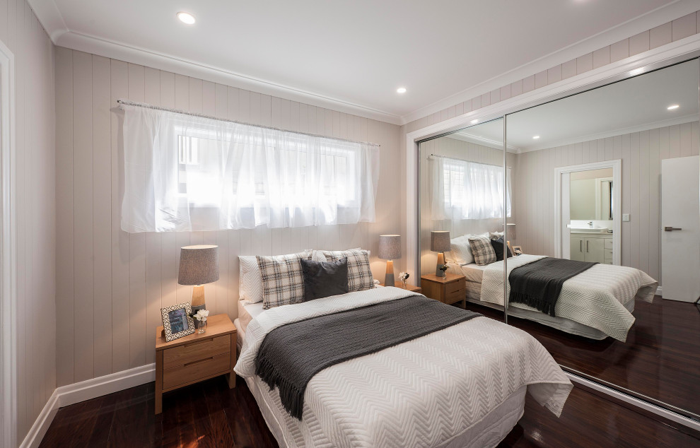 Klassisches Schlafzimmer ohne Kamin mit grauer Wandfarbe, dunklem Holzboden, braunem Boden, Wandpaneelen und Holzdielenwänden in Brisbane