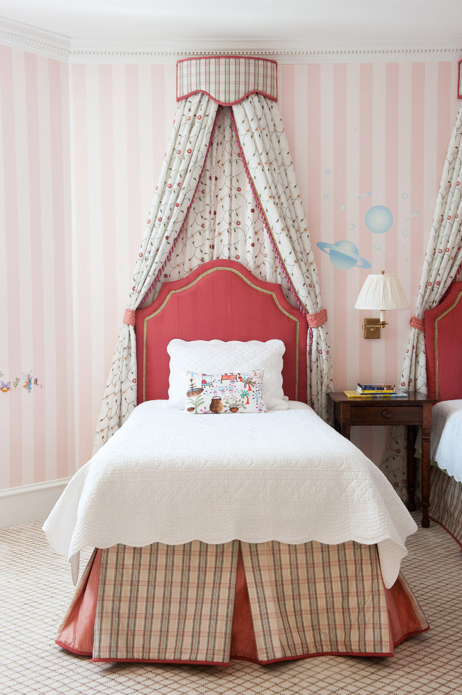 На фото: гостевая спальня среднего размера, (комната для гостей) в классическом стиле с розовыми стенами и ковровым покрытием без камина с