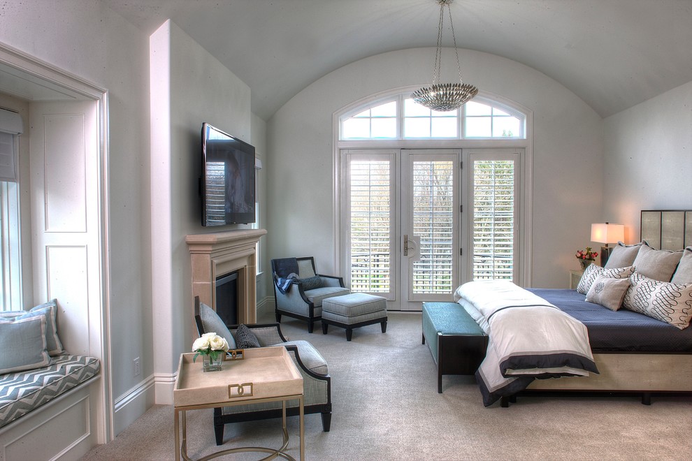 Ejemplo de dormitorio principal contemporáneo de tamaño medio con paredes blancas, moqueta, todas las chimeneas y marco de chimenea de piedra