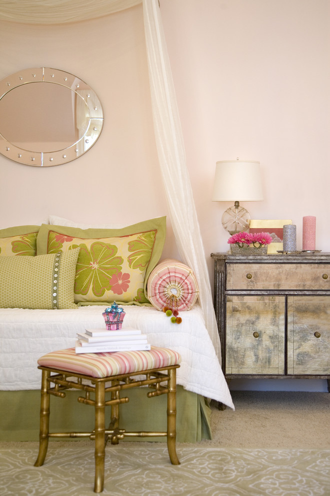 Стильный дизайн: большая спальня в стиле фьюжн с розовыми стенами и ковровым покрытием - последний тренд