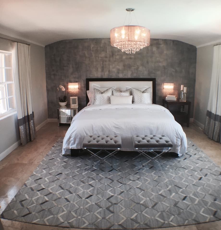 Diseño de dormitorio principal tradicional renovado sin chimenea con paredes grises y suelo de mármol