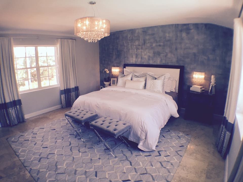 На фото: хозяйская спальня в современном стиле с серыми стенами и мраморным полом без камина