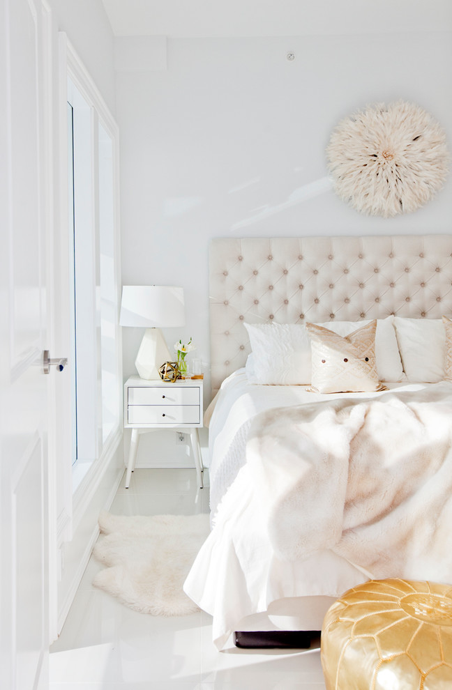 Идея дизайна: хозяйская спальня среднего размера в современном стиле с белыми стенами и полом из керамогранита