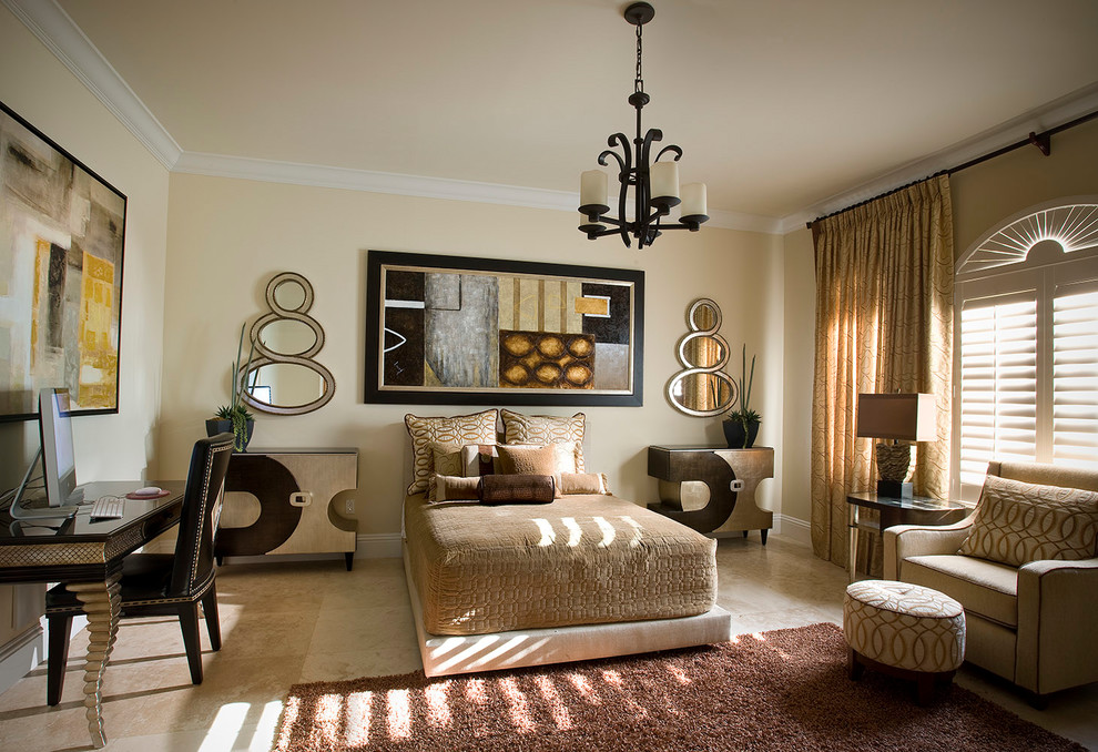 Modelo de dormitorio tradicional renovado con paredes beige, suelo beige y suelo de mármol