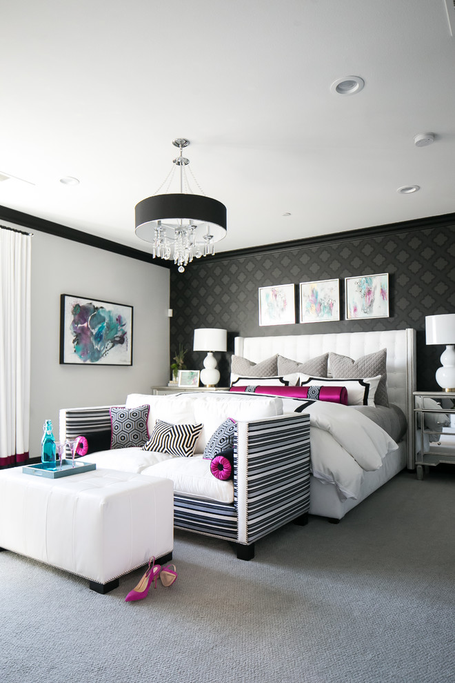 オレンジカウンティにある広いトランジショナルスタイルのおしゃれな主寝室 (グレーの壁、カーペット敷き、グレーの床、照明)