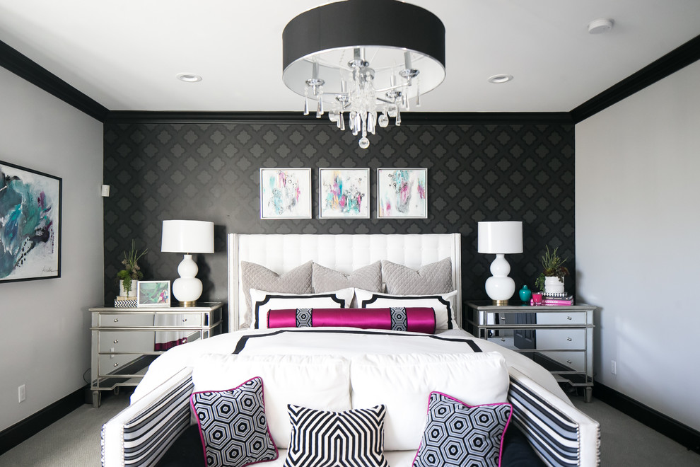 Imagen de dormitorio principal clásico renovado grande con paredes grises y moqueta