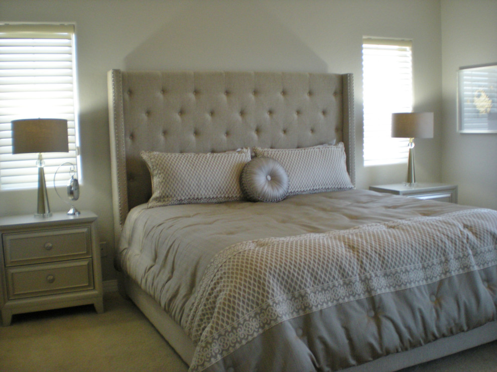 Imagen de dormitorio principal contemporáneo de tamaño medio con paredes grises, moqueta y suelo beige