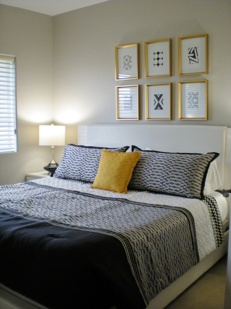 Idee per una piccola camera degli ospiti minimal con pareti grigie, moquette e pavimento beige