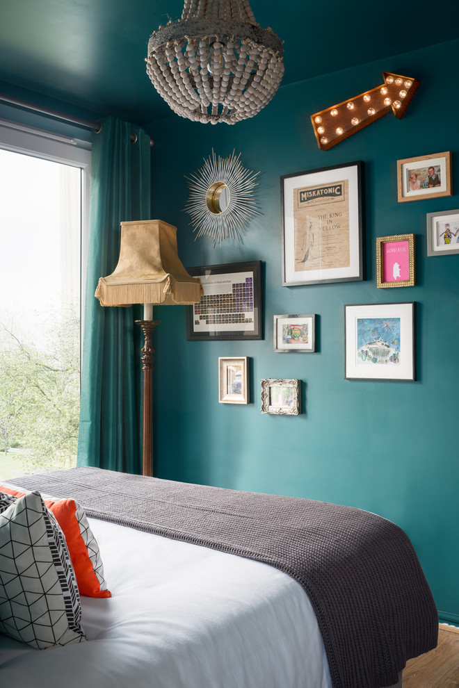 Kleines Stilmix Schlafzimmer ohne Kamin mit grüner Wandfarbe in Sonstige