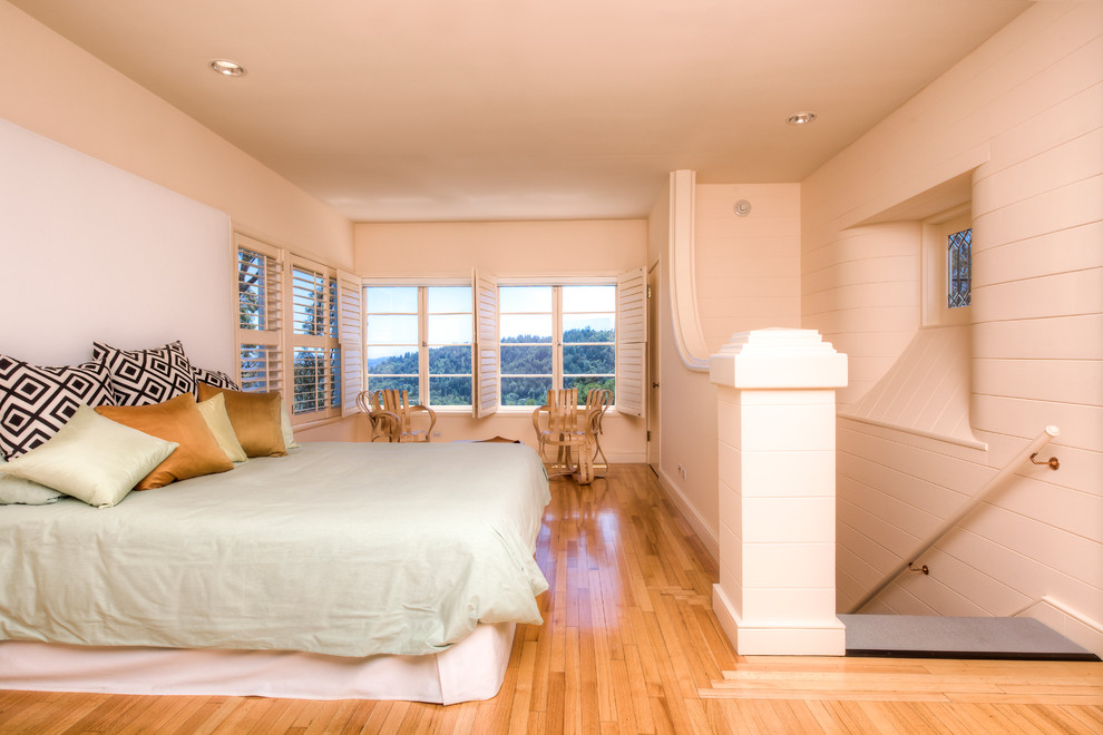Bedroom - mid-sized modern guest medium tone wood floor bedroom idea in San Francisco with beige walls and no fireplace