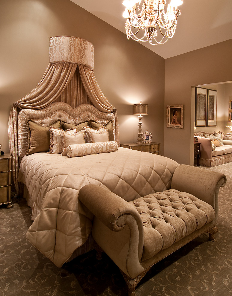 Klassisches Schlafzimmer mit beiger Wandfarbe und Teppichboden in Phoenix